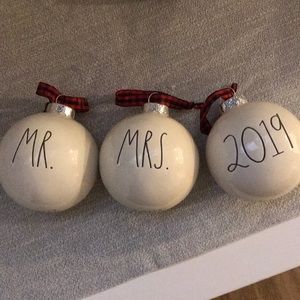 MR AND MRS EST 2019 RAE DUNN!